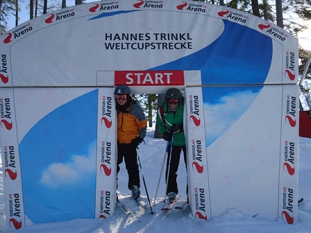 © FM4/Simon Welebil Luis und Alf im Starthaus der Weltcupstrecke